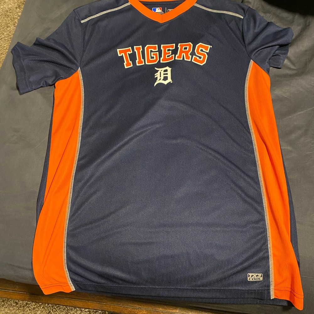 Detroit Tigers t shirt.